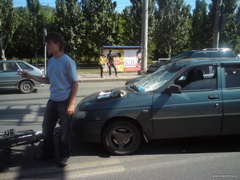В Кемерово гражданин угнав грузовик протаранил два легковых автомобиля